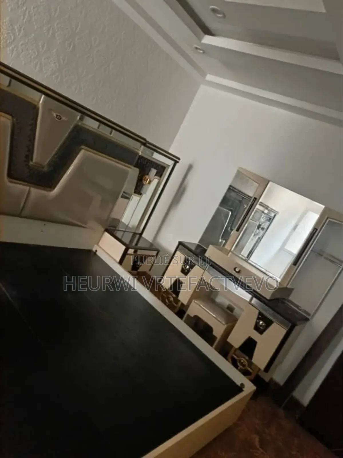 20chbre Blocs d'appartements dans Immeuble R+6, Cocody à Vendre