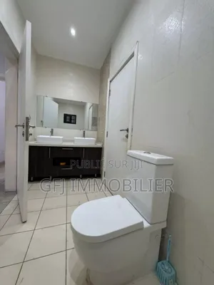 3chbre Villa dans Francis Gweh, Cocody à Vendre