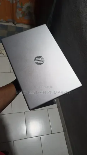 Nouveau Ordinateur portable HP 250 G10 8GB Intel Core i5 SSD 512GB