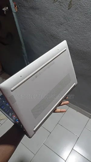 Nouveau Ordinateur portable HP 250 G10 8GB Intel Core i5 SSD 512GB