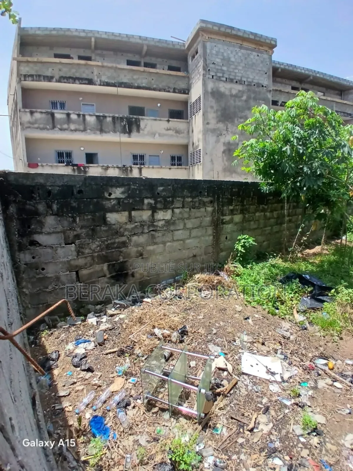 Terrain De 300m2 en Vente Route Abatta