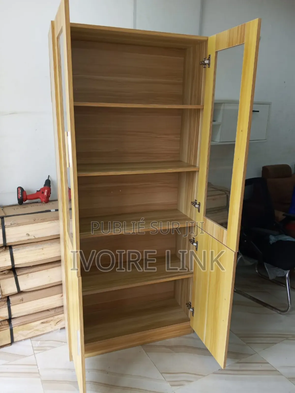 Armoire Vitrée Moderne – Élégance Rangement