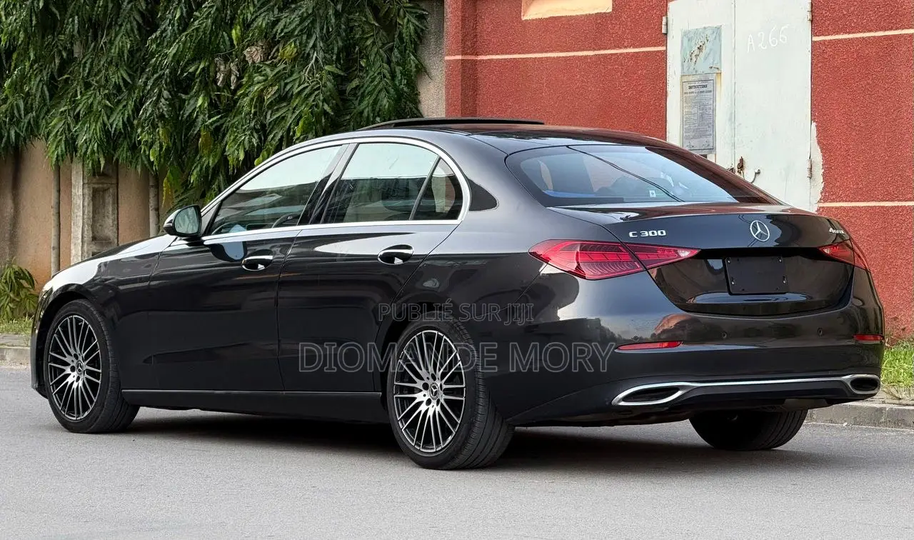 Nouveau Mercedes-Benz C300 2023 Noir