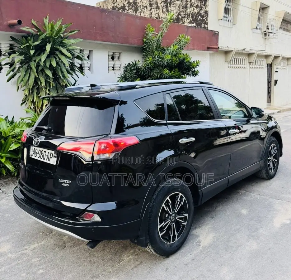 Toyota RAV4 LE FWD (2.5L 4cyl 6A) 2017 Noir