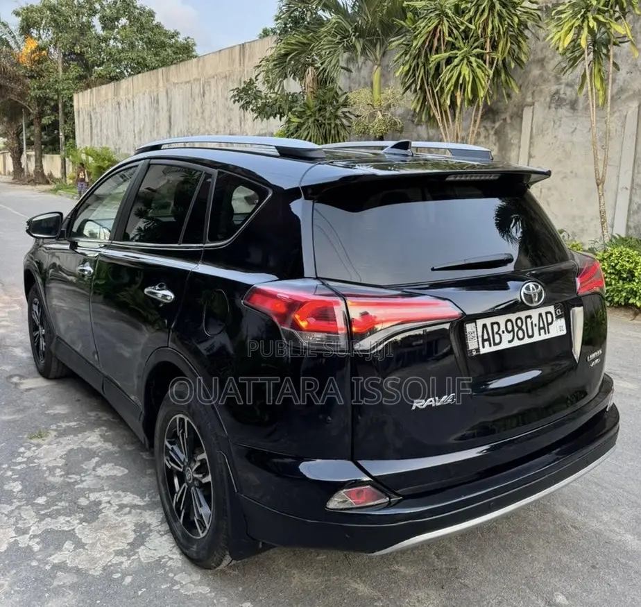 Toyota RAV4 LE FWD (2.5L 4cyl 6A) 2017 Noir