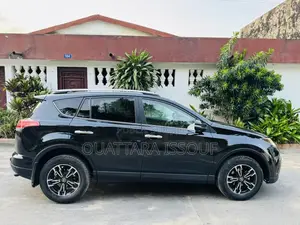 Toyota RAV4 LE FWD (2.5L 4cyl 6A) 2017 Noir