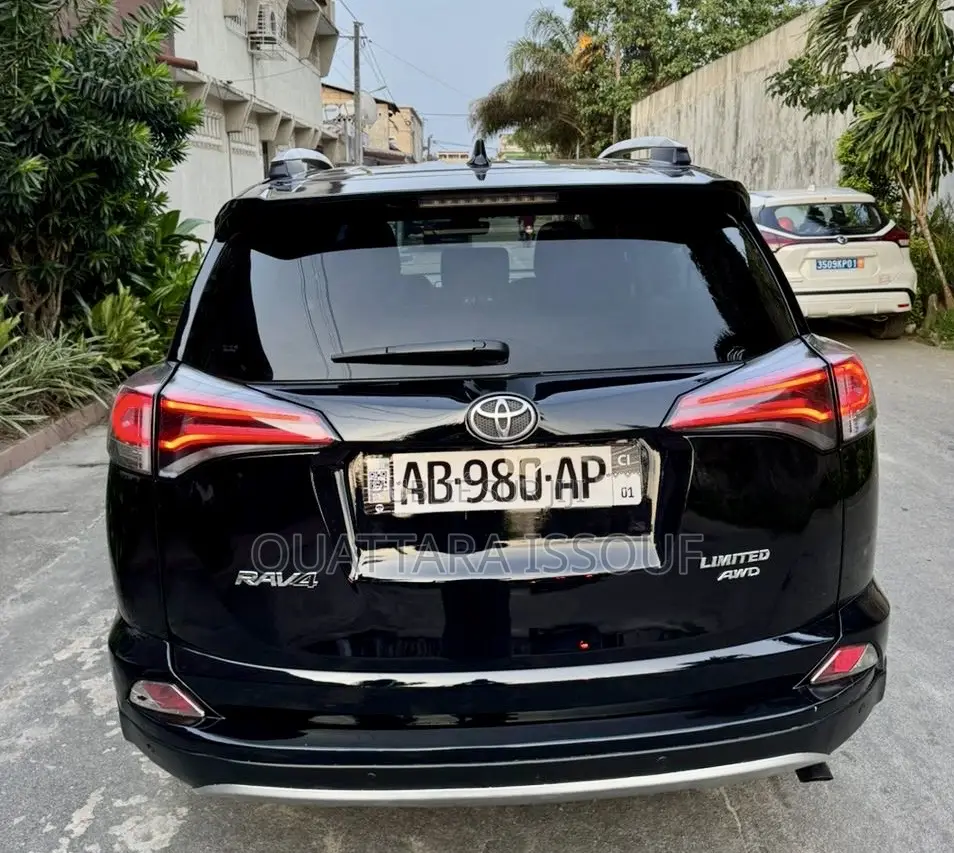 Toyota RAV4 LE FWD (2.5L 4cyl 6A) 2017 Noir