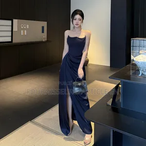 Robe Fendue Jusqu'à La Cuisse, Dos Nu, Coupe Ajustée,