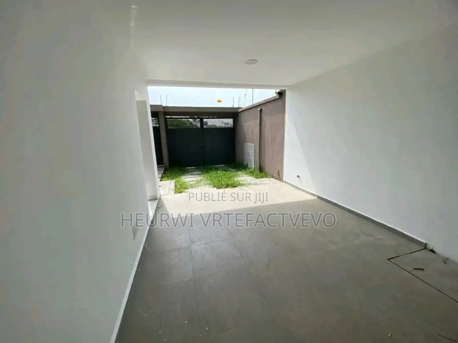 5chbre Duplex dans Bingerville, Cocody à Vendre
