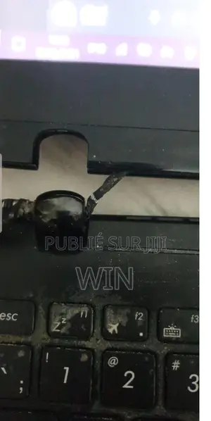 Reparation De Charnière Cassé d'Ordinateur Portable