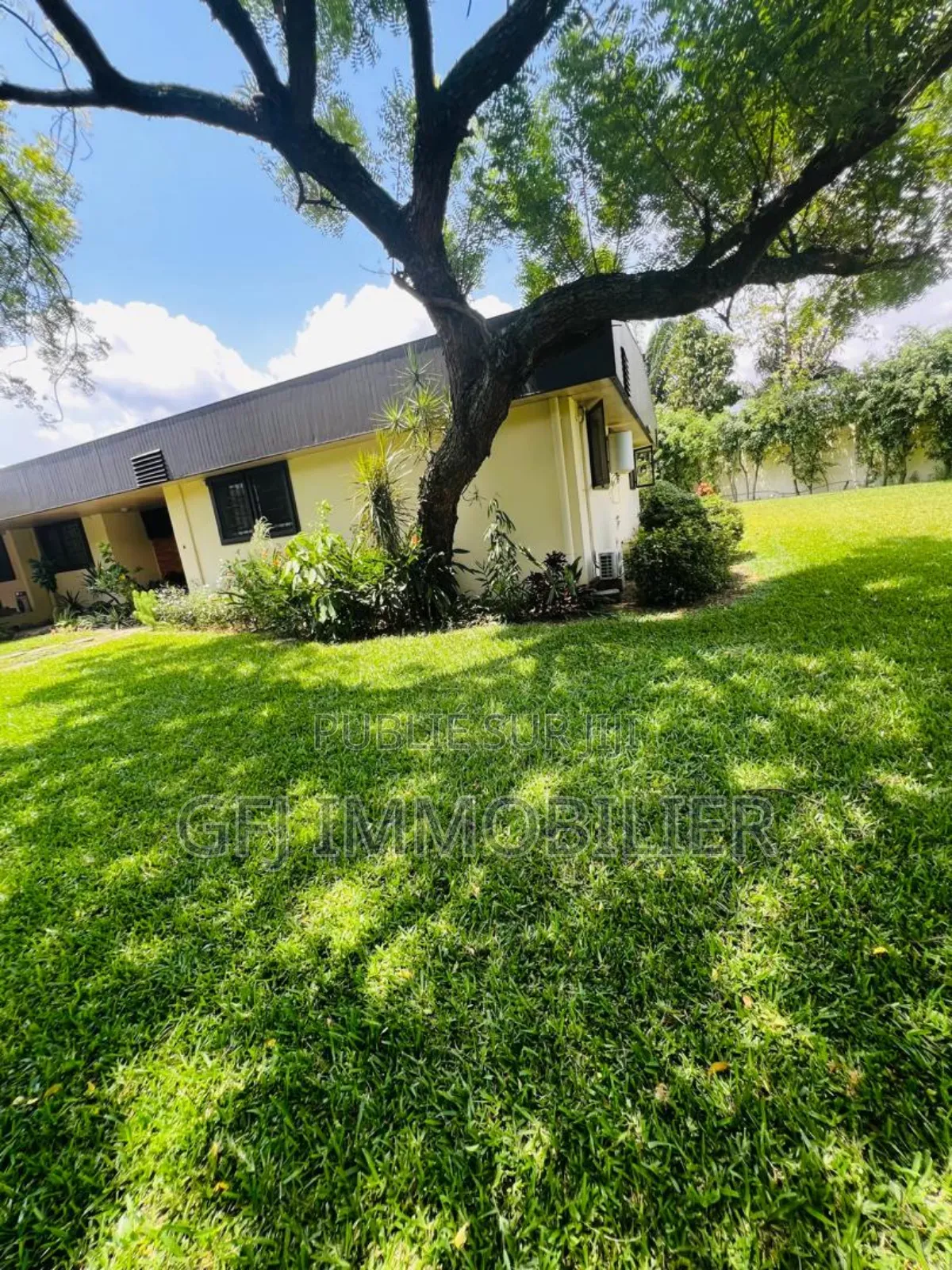 5chbre Villa dans Francis Gweh, Cocody à Vendre