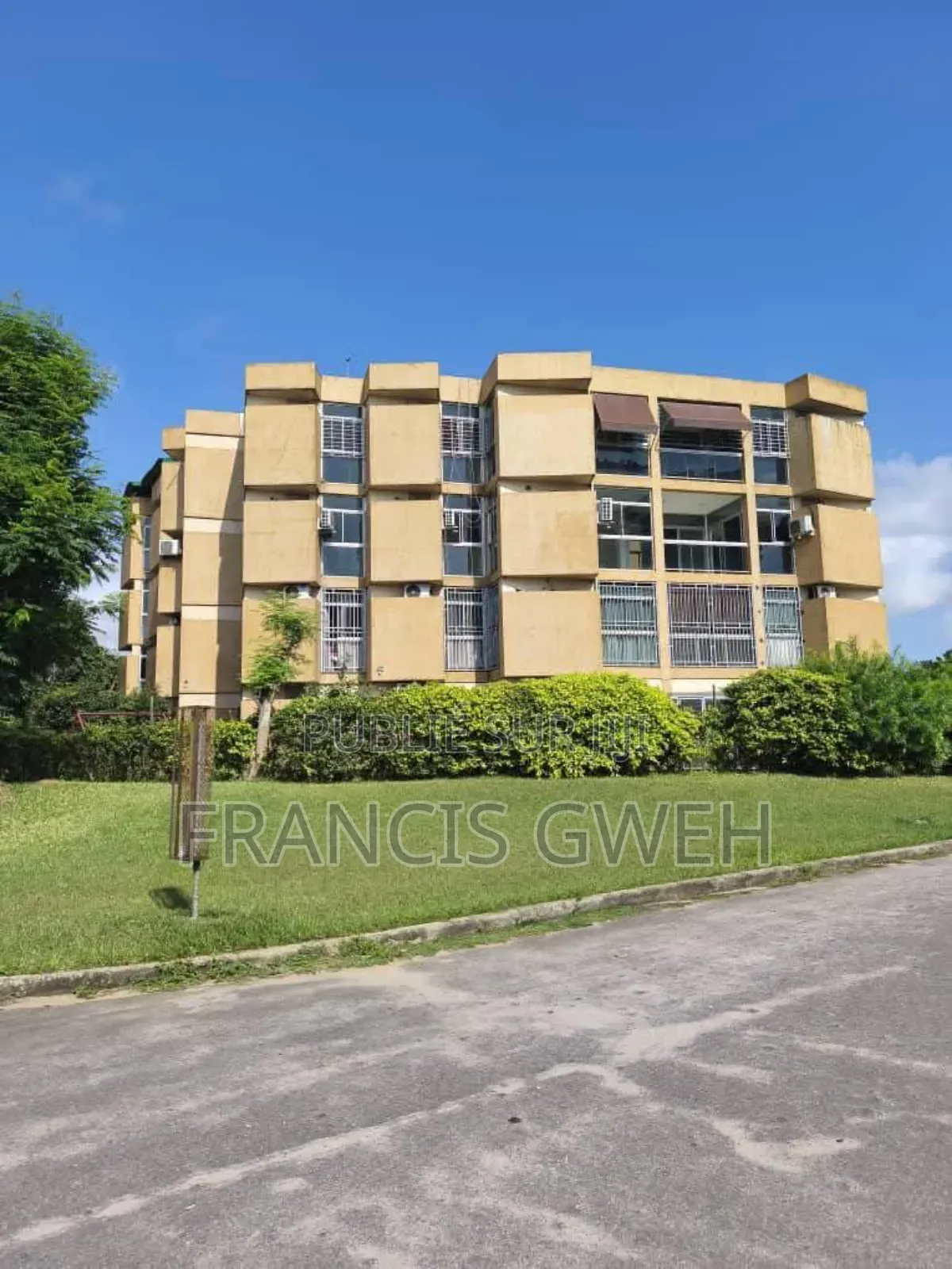 3chbre Appartement dans Francis Gweh, Cocody à Louer