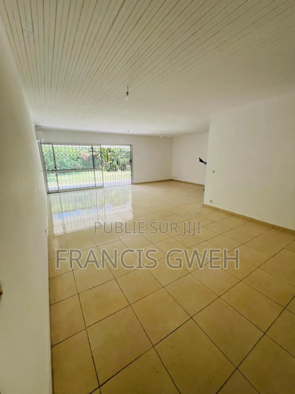 5chbre Villa dans Francis Gweh, Cocody à Vendre