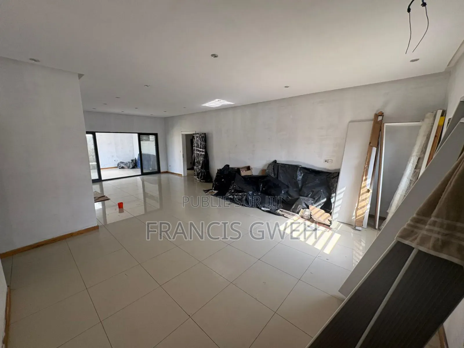 3chbre Villa dans Francis Gweh, Cocody à Vendre