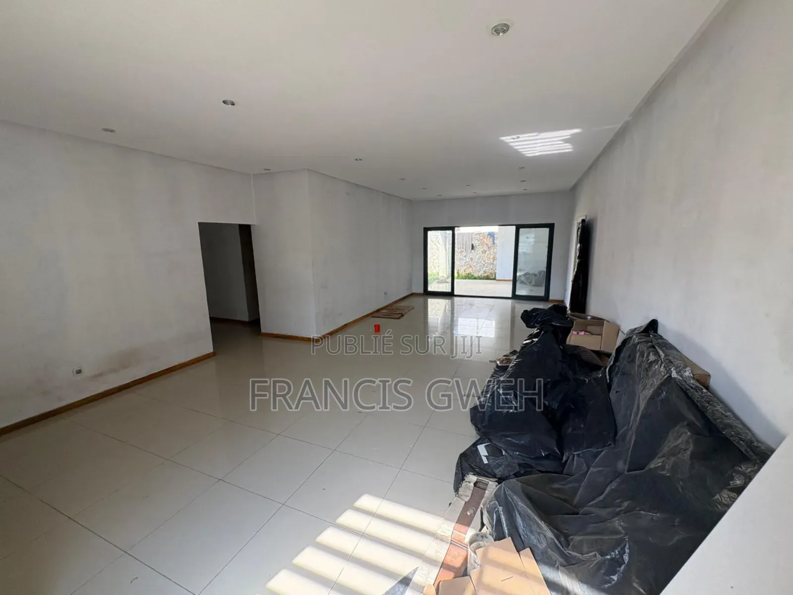 3chbre Villa dans Francis Gweh, Cocody à Vendre