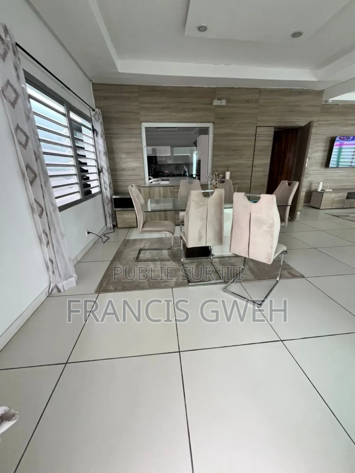 4chbre Villa dans Francis Gweh, Cocody à Louer