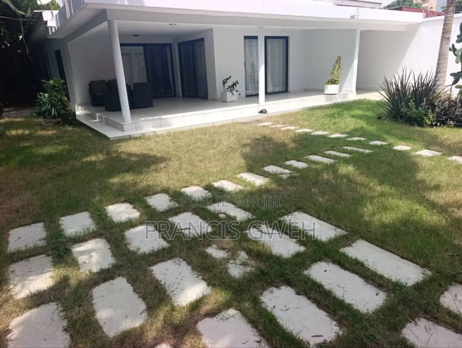 3chbre Villa dans Francis Gweh, Cocody à Louer