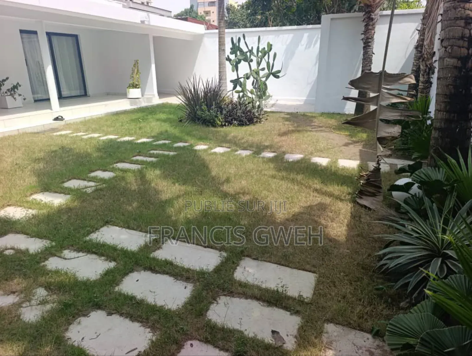 3chbre Villa dans Francis Gweh, Cocody à Louer