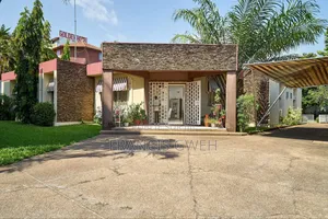 5chbre Villa dans Francis Gweh, Cocody à Louer