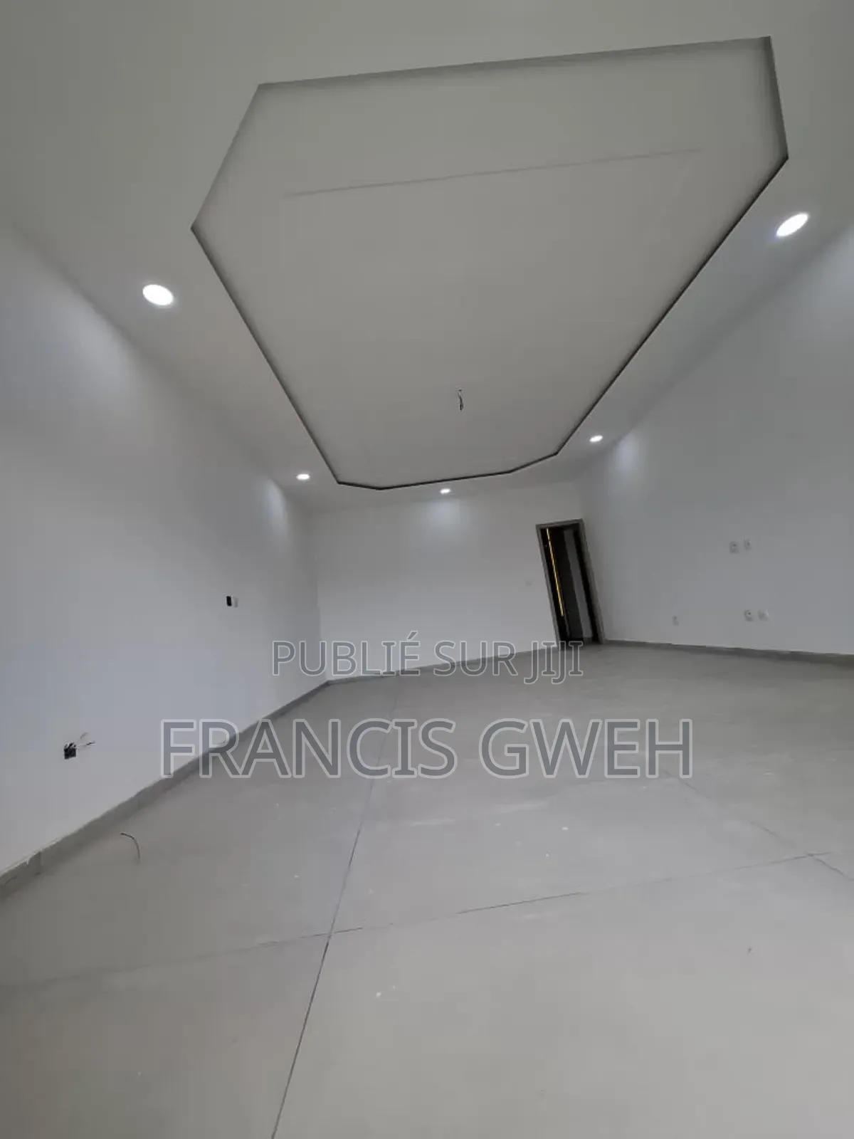 5chbre Duplex dans Francis Gweh, Cocody à Louer