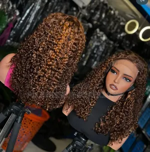 Perruques en Dentelle Longues Et Bouclées.