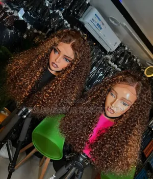 Perruques en Dentelle Longues Et Bouclées.