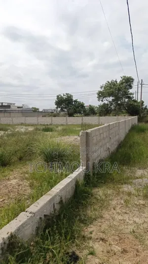 À Vendre Lot 945 M2 Cloturé À L’Angle Bassam Mockeyville