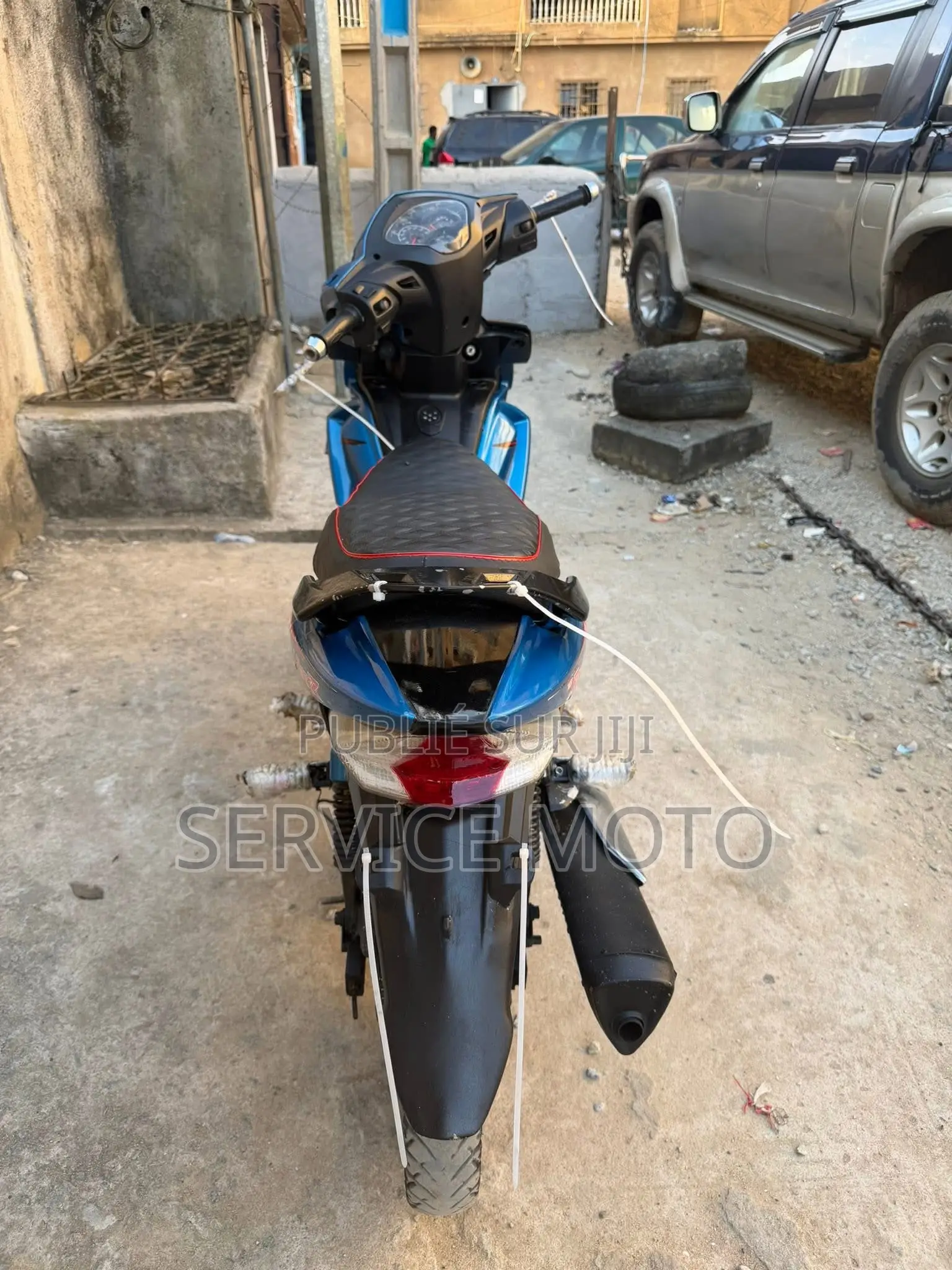 Nouveau TVS Rockz 125 2022 Bleu