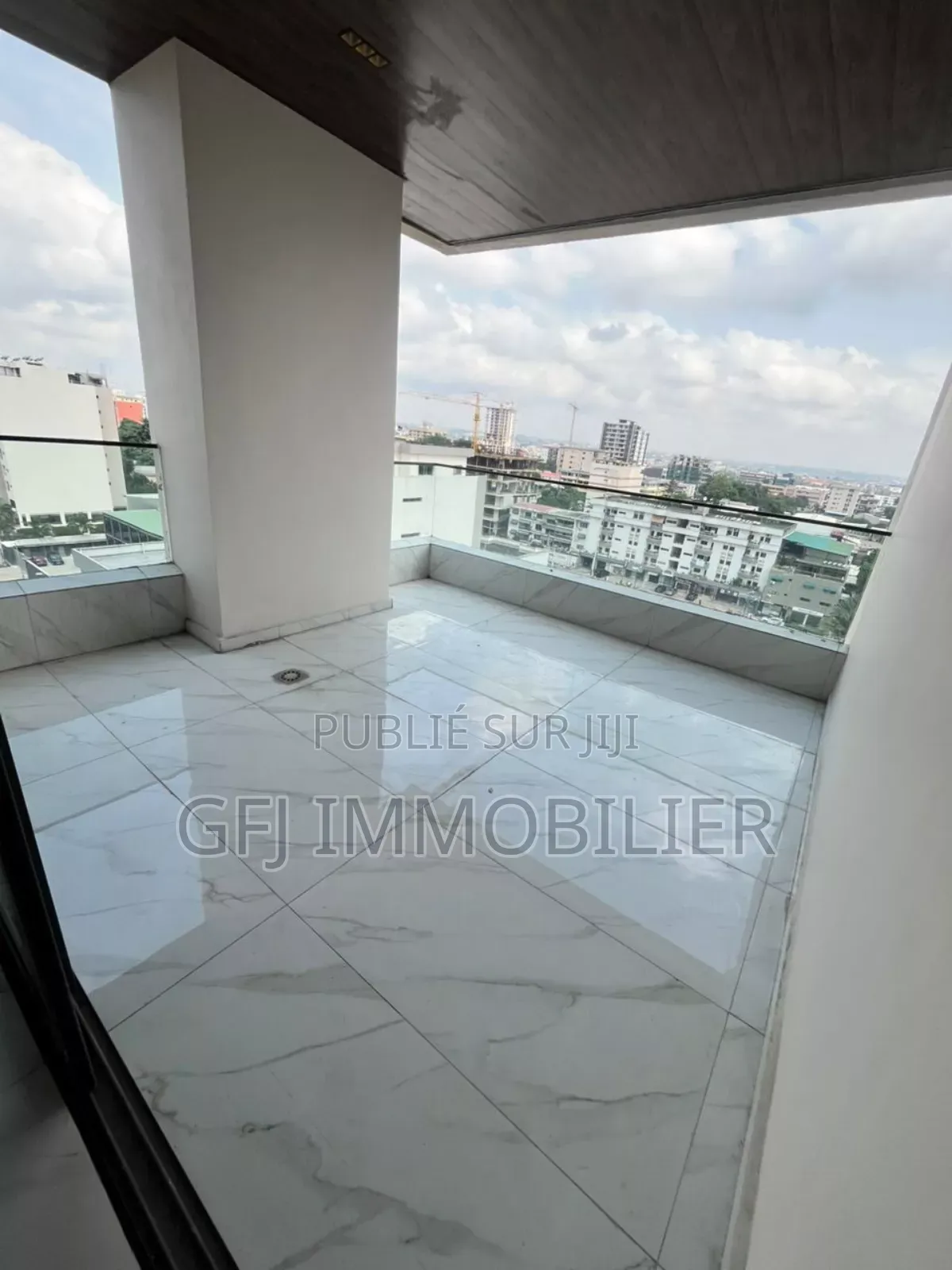 3chbre Appartement dans Francis Gweh, Cocody à Vendre