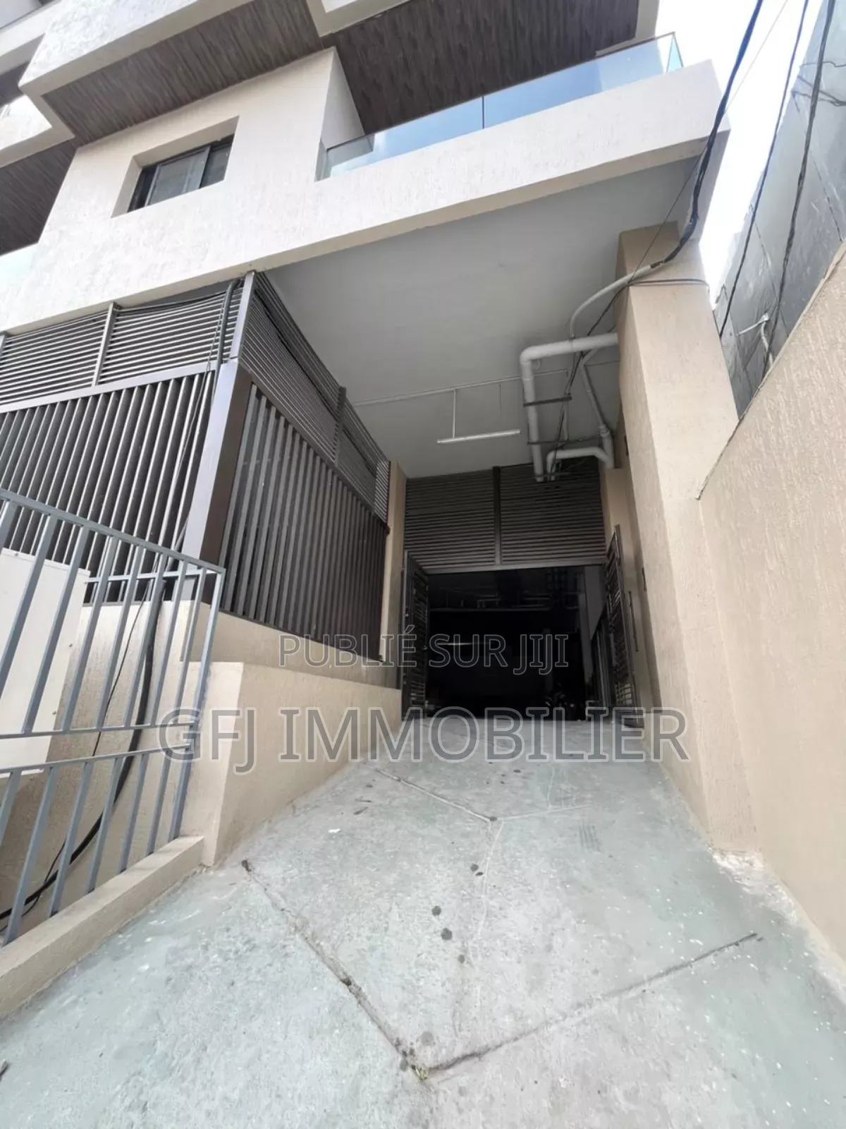 3chbre Appartement dans Francis Gweh, Cocody à Vendre