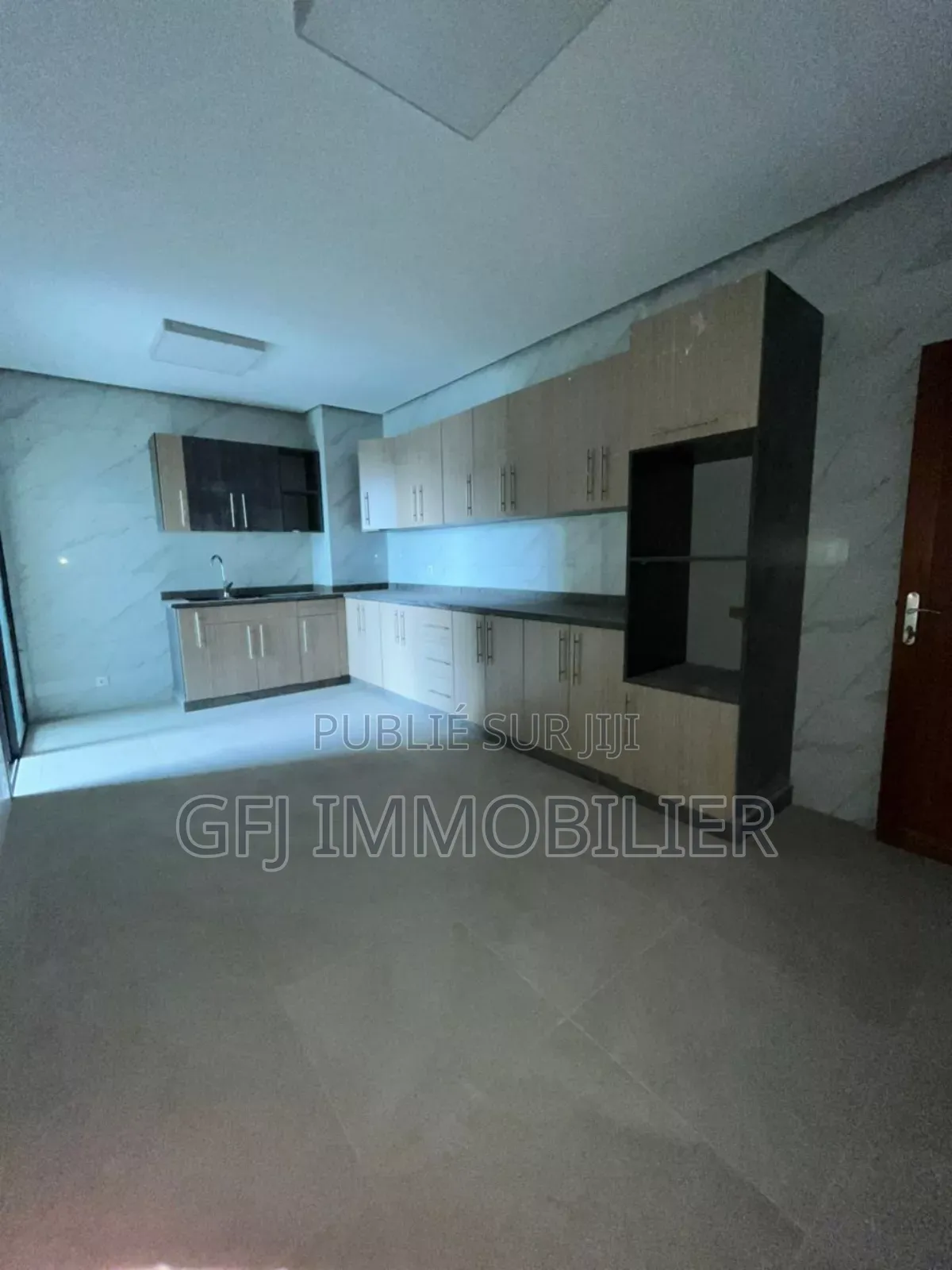 3chbre Appartement dans Francis Gweh, Cocody à Vendre