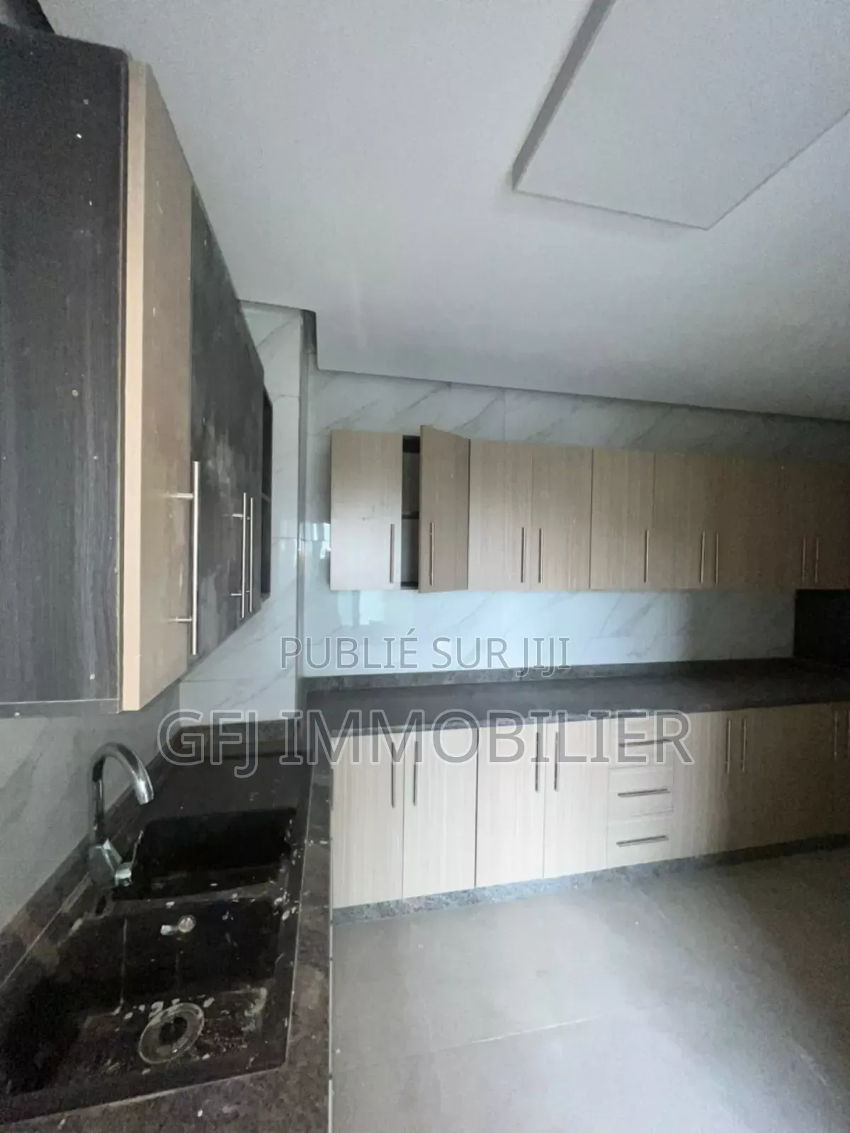 3chbre Appartement dans Francis Gweh, Cocody à Vendre