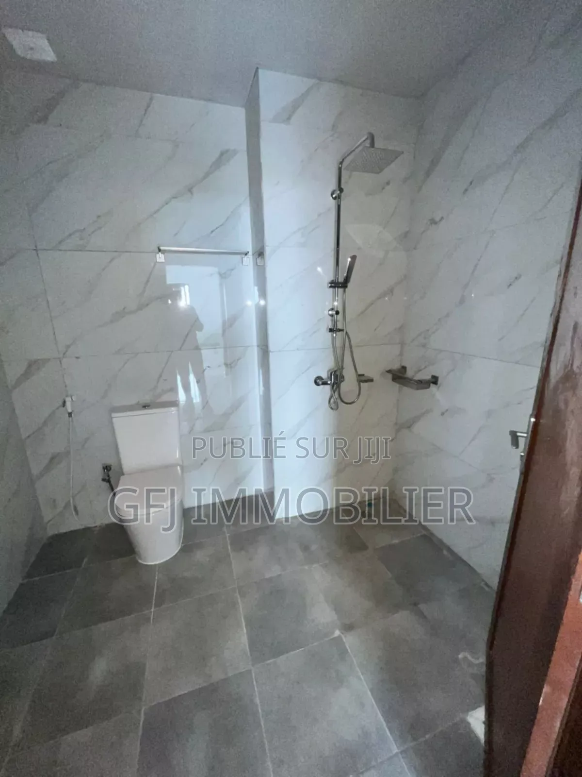 3chbre Appartement dans Francis Gweh, Cocody à Vendre