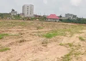 Ilot De 24 Terrains De 300 M2