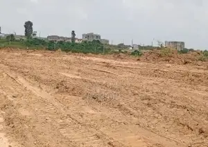 Ilot De 24 Terrains De 300 M2