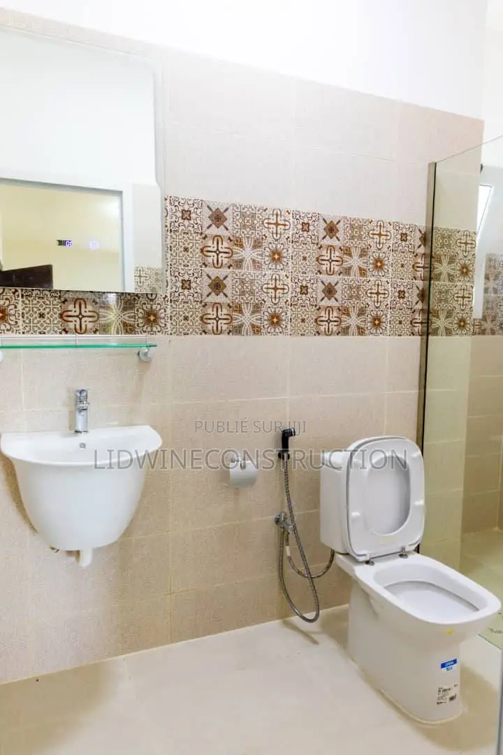 4chbre Duplex dans Adiaké à Vendre