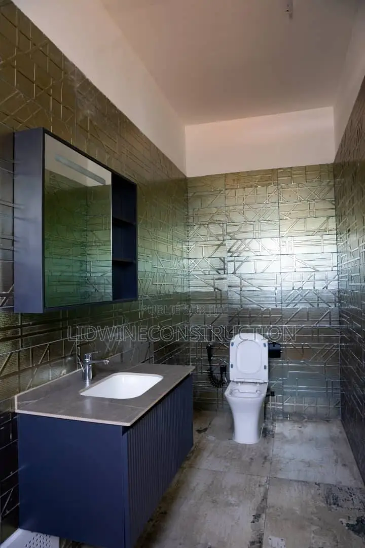 4chbre Duplex dans Adiaké à Vendre