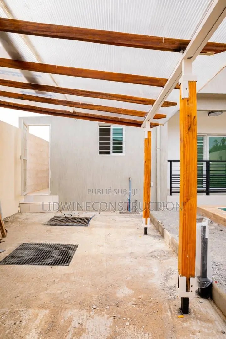 4chbre Duplex dans Adiaké à Vendre