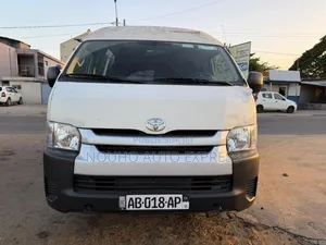 Toyota HiAce 2025 Blanc