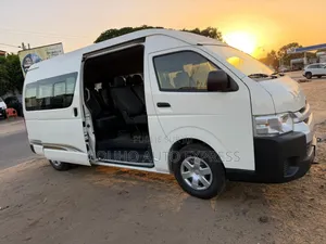 Toyota HiAce 2025 Blanc
