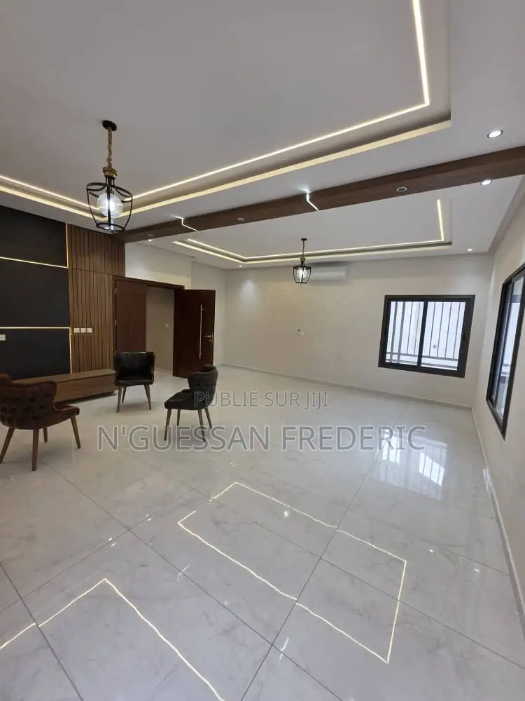 3chbre Villa dans Cocody à Vendre