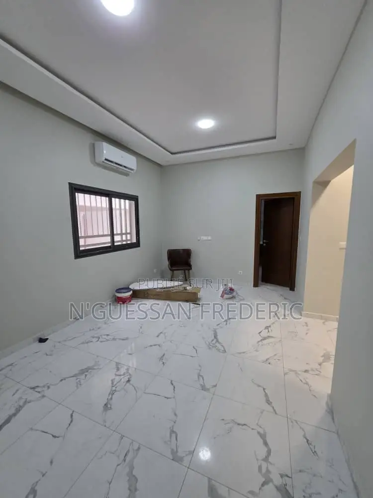 3chbre Villa dans Cocody à Vendre