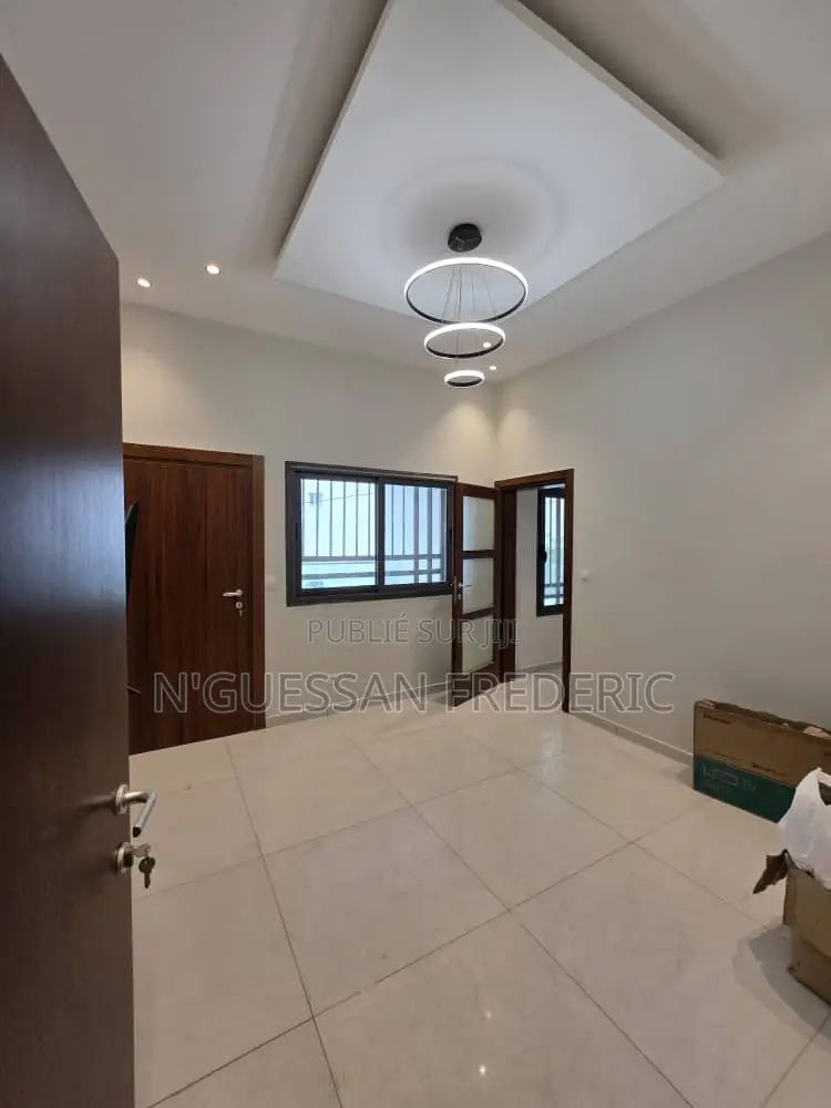 3chbre Villa dans Cocody à Vendre