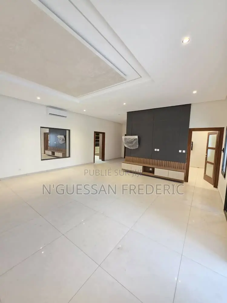 3chbre Villa dans Cocody à Vendre