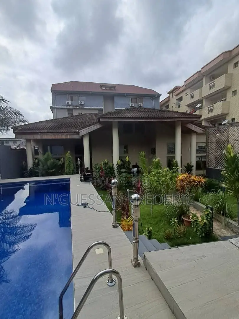 3chbre Villa dans Cocody à Vendre