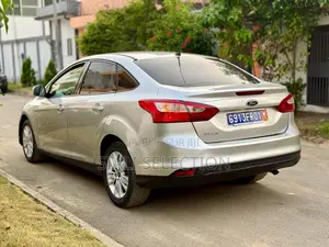Ford Focus 2012 Gris