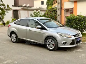 Ford Focus 2012 Gris