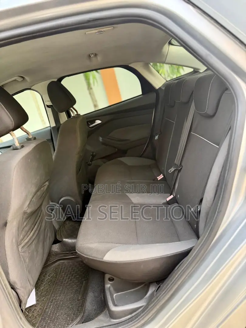 Ford Focus 2012 Gris