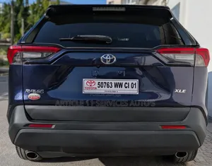 Toyota RAV4 XLE 2021 Bleu