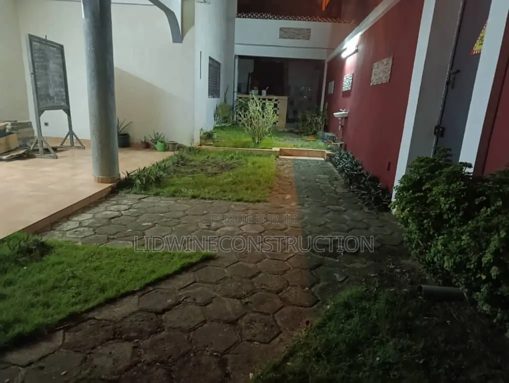 5chbre Villa dans Cocody à Vendre